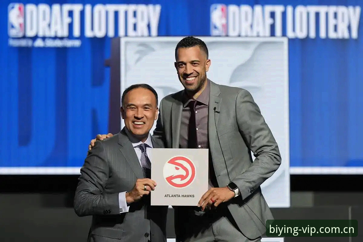 36小时，这是NBA各队总经理们仅剩的决策窗口。选秀大会的秒表已经启动，而扬尼斯·阿德托昆博的名字，像一枚悬在半空的硬币，尚未落定。ESPN的布莱恩·温德霍斯特在播客里暗示，无论字母哥最终披上凯尔特人的绿色还是热火的红色战袍，洛杉矶快船都将成为接下来数日交易漩涡的中心。手握5号签的快船，却在近期密集试训了多位预测顺位在10至15名之间的新秀——这种反常操作，在资深圈内人眼中，无异于提前亮出了底牌。